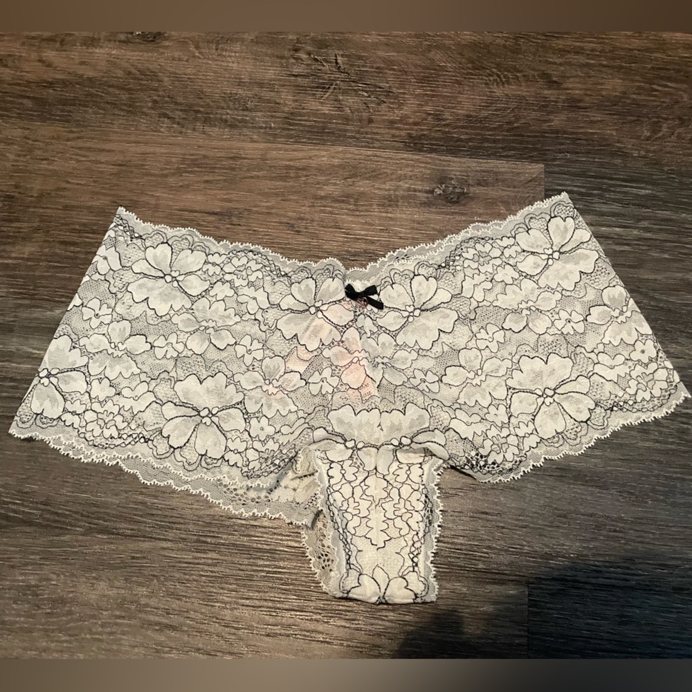 Victoria's Secret Body By Victoria Intricate Floral Lace Shortie Medium